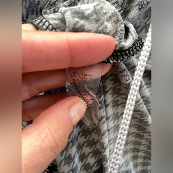 Vince Camuto Houndstooth Print Sleeveless Top - Picture 6 of 8